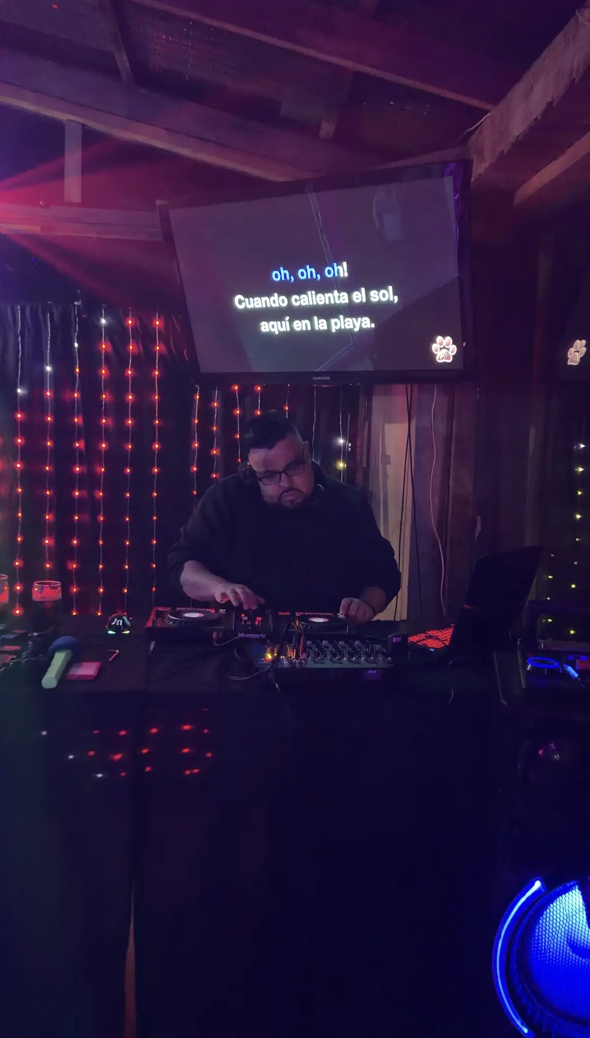 DJ en la cabina con la letra del karaoke en pantalla