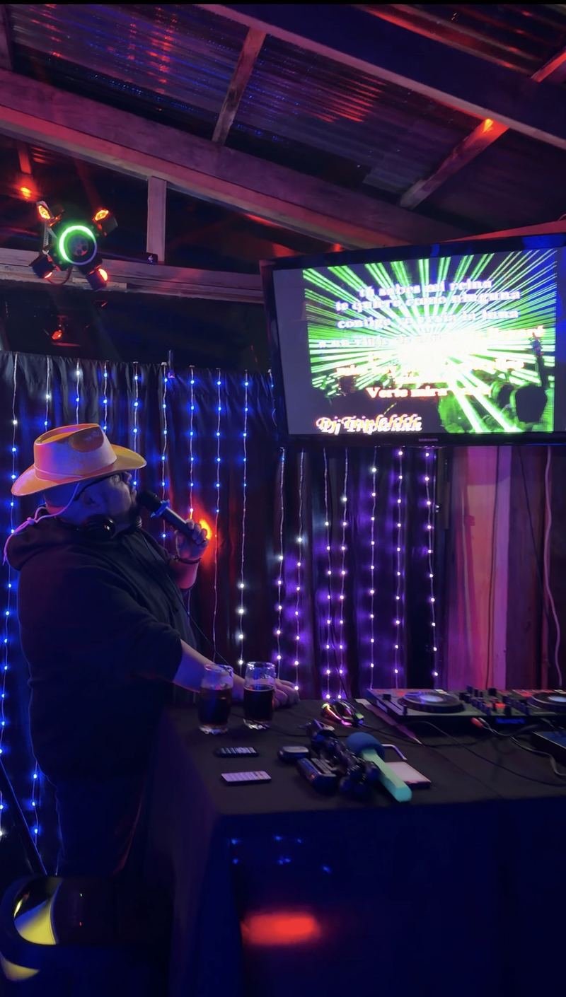Micrófono y sombrero en la cabina de un local, con pantalla de karaoke