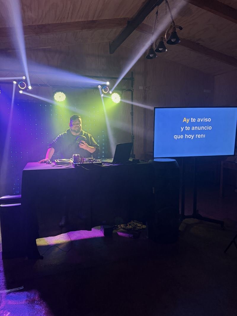 Montaje de DJ y pantalla de karaoke con luces robóticas