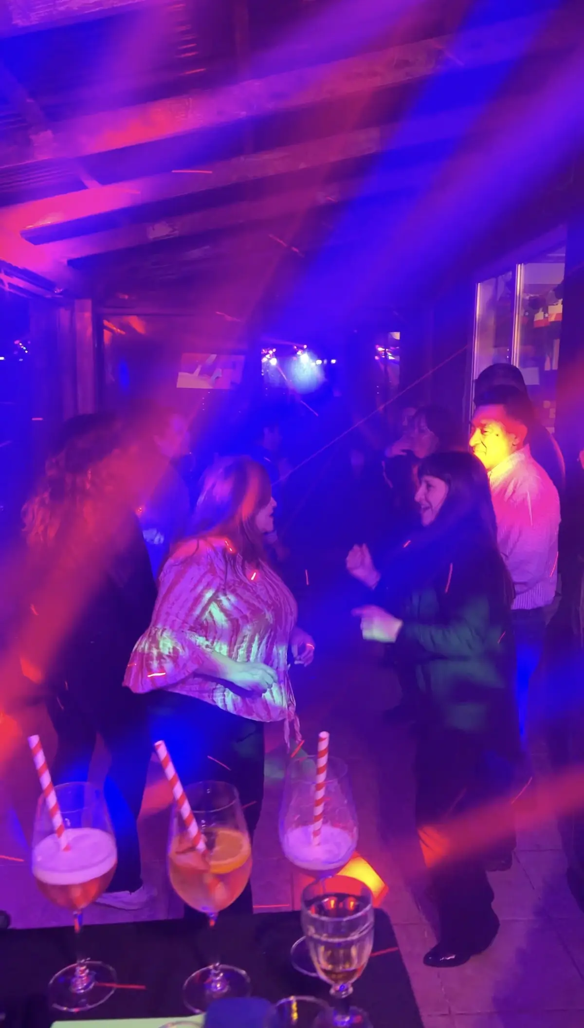 Invitadas bailando con luces moradas