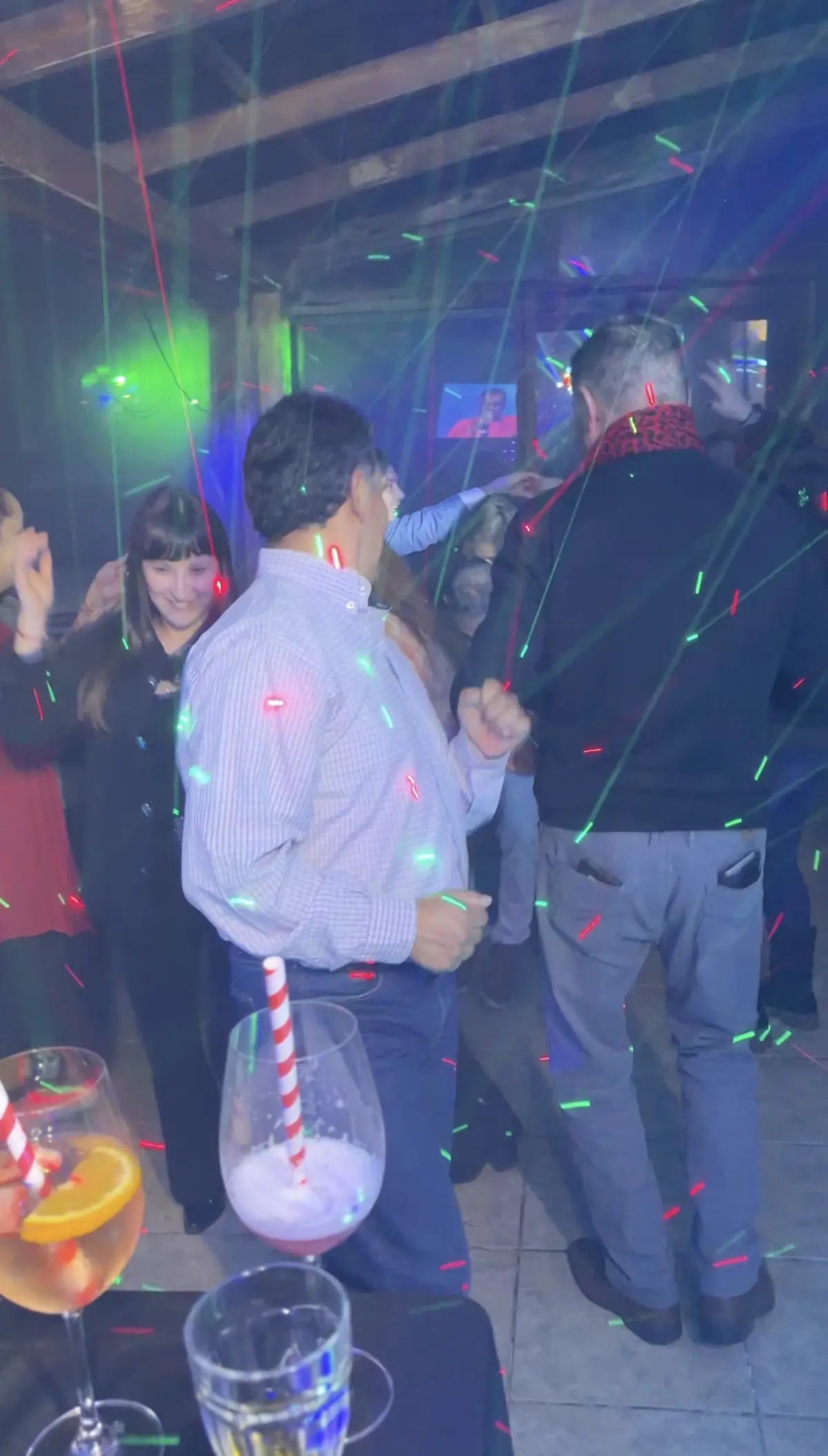 Invitados bailando con luces de colores
