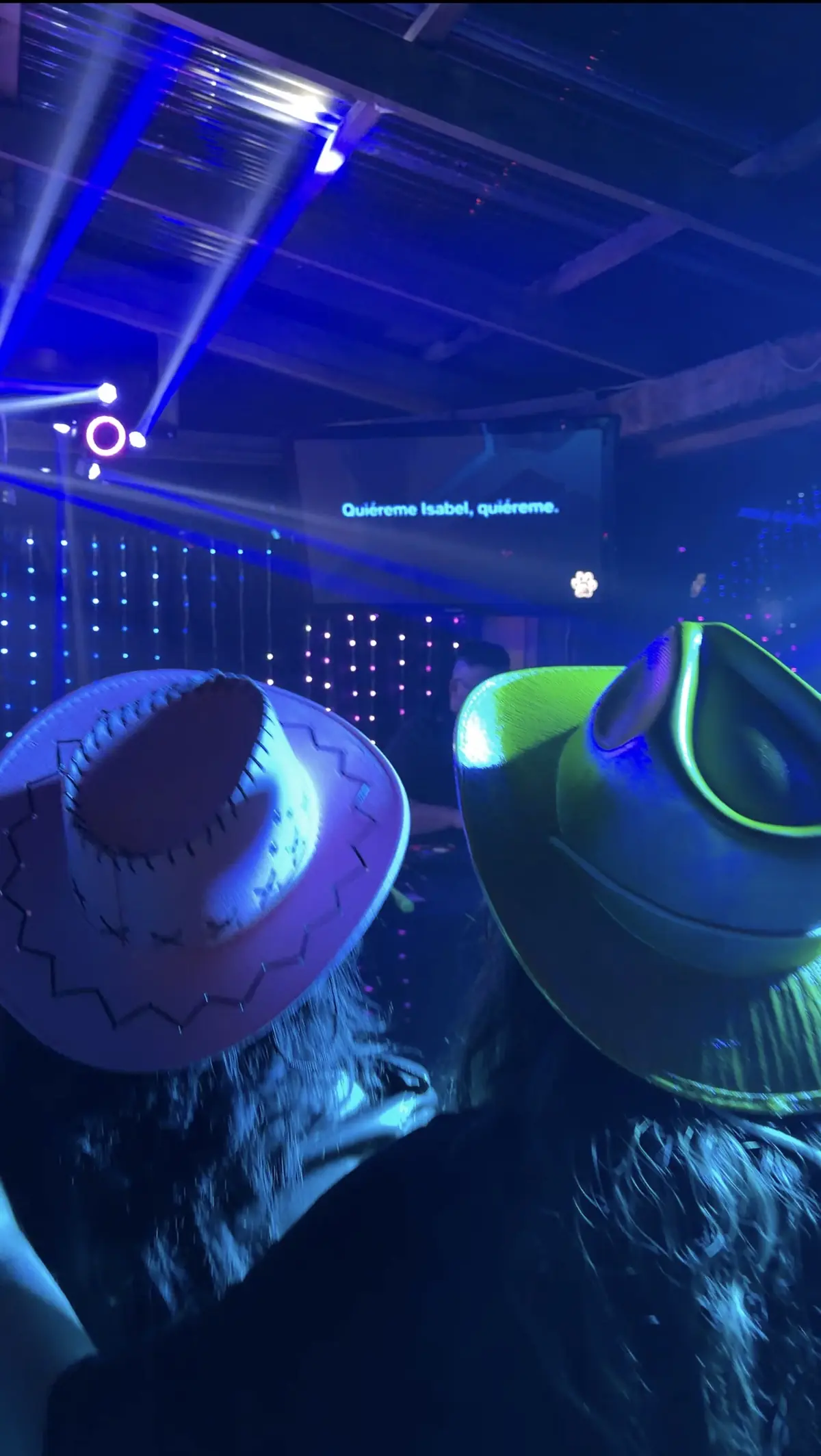 Invitados con sombreros de fiesta frente a la pantalla