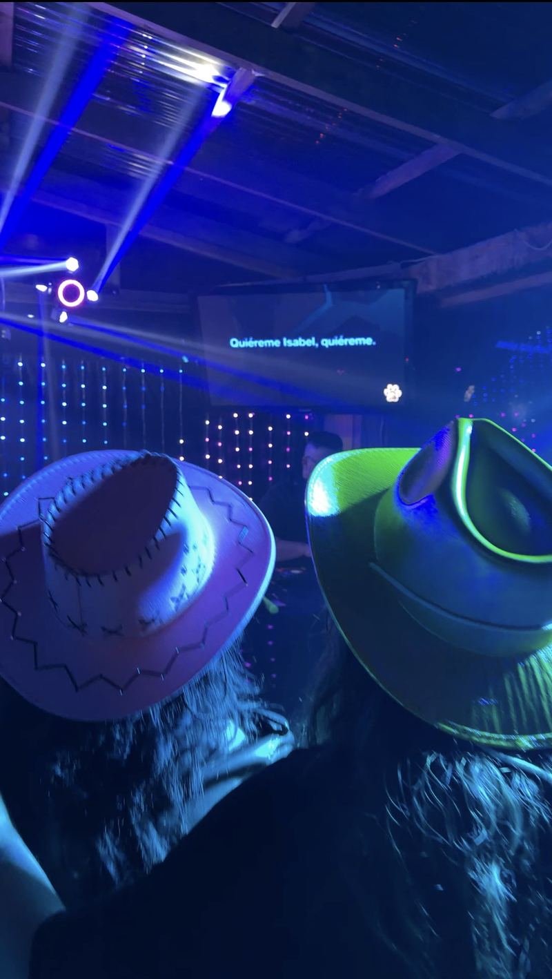 Invitados con sombreros de fiesta frente a la pantalla